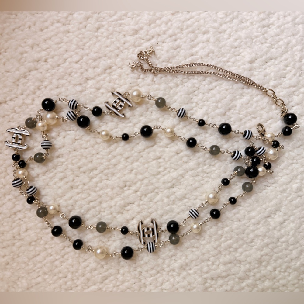 🤍Vintage Chanel Multicolor Beaded CC Necklace Pearls, Black & White Glass Beads🖤 - Picture 5 of 16